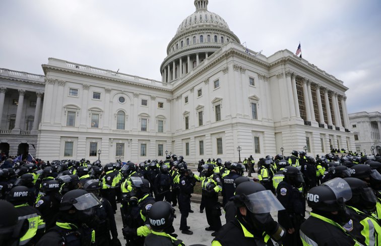 Imaginea articolului Şeful Poliţiei Capitoliului şi-a dat demisia după incidentele de miercuri
