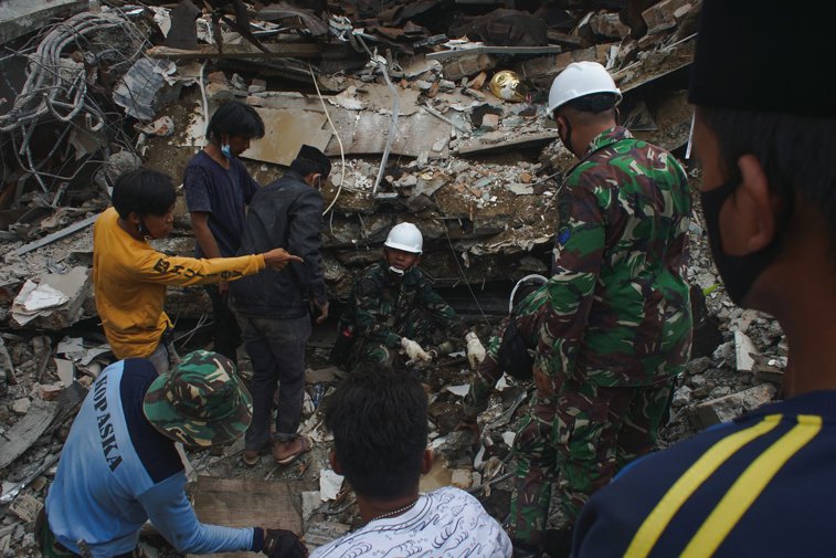 Imaginea articolului Cel puţin 42 de morţi, peste 800 de răniţi şi 15.000 de persoane fără adăpost după cutremurul din Indonezia

