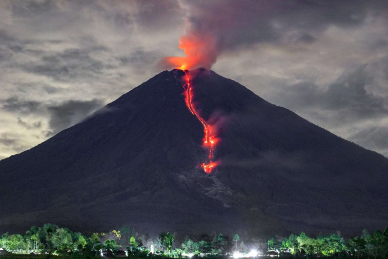 Imaginea articolului Prima erupţie vulcanică din 2021. Un vulcan de pe insula Java a început să erupă