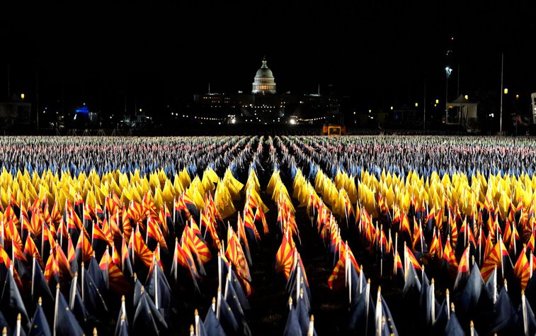 Imaginea articolului VIDEO Imagini spectaculoase din Washington DC. Sute de steaguri luminate au fluturat luni, pe National Mall