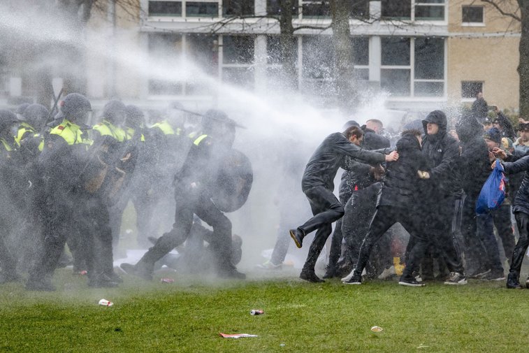 Imaginea articolului VIDEO Peste 240 de persoane au fost arestate în urma protestelor violente din Olanda