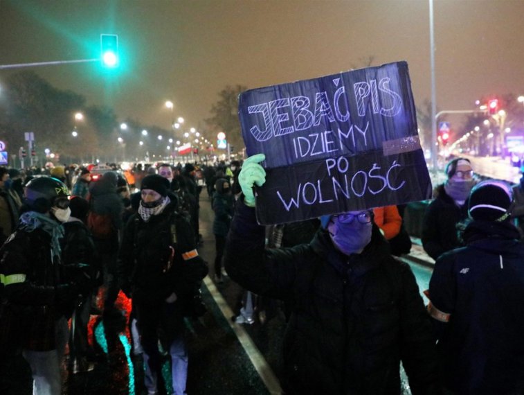 Imaginea articolului Mii de oameni protestează în Polonia. ”Mi-e frică să mai trăiesc în ţara asta”