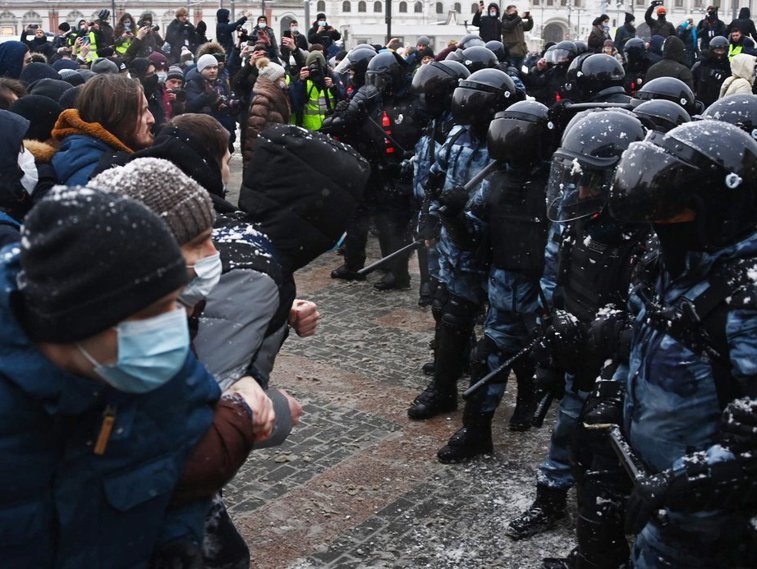 Imaginea articolului Proteste în Rusia. Poliţia a reţinut peste 5.000 de protestatari care îl susţin pe disidentul rus, Aleksei Navalnîi