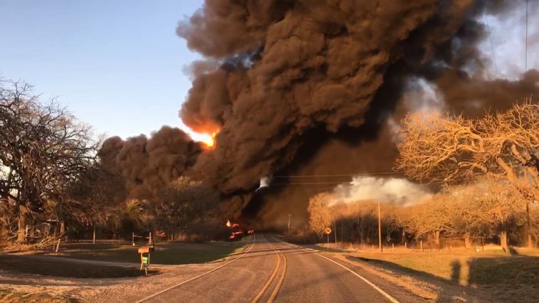 Imaginea articolului Explozie în Texas după coliziunea dintre un tren şi un camion
