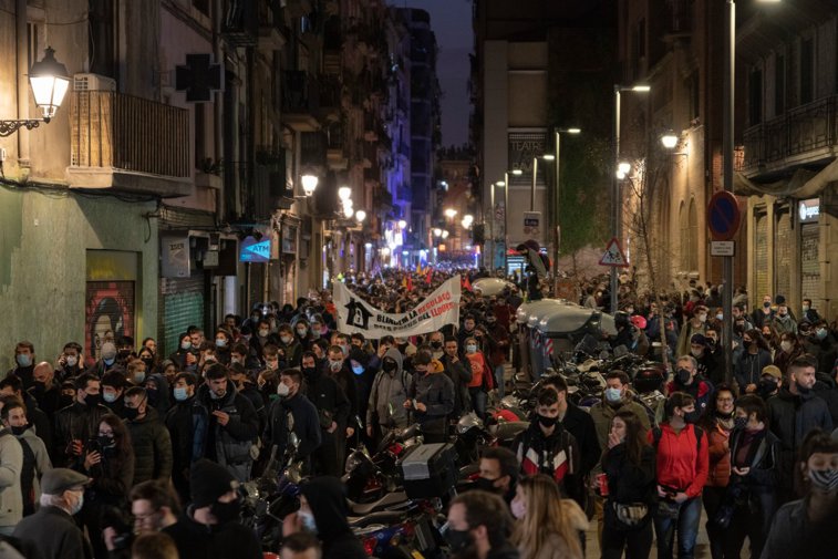 Imaginea articolului VIDEO Protestele violente continuă în marile oraşe din Spania. Poliţiştii din Barcelona au arestat 13 persoane