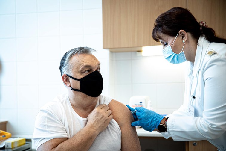 Imaginea articolului FOTO Premierul Ungariei, Viktor Orban, s-a vaccinat anti-COVID-19 cu serul chinezesc Sinopharm