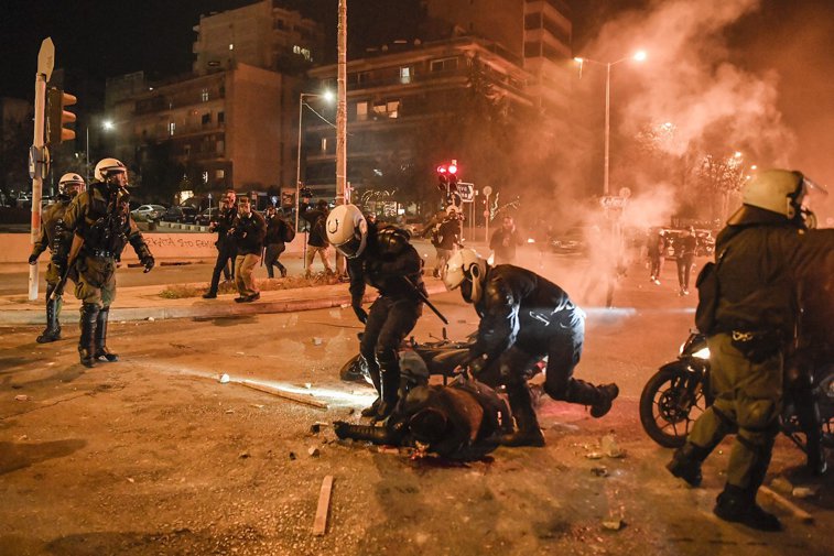 Imaginea articolului Proteste violente în Atena. Un poliţist a fost bătut de mulţimea furioasă