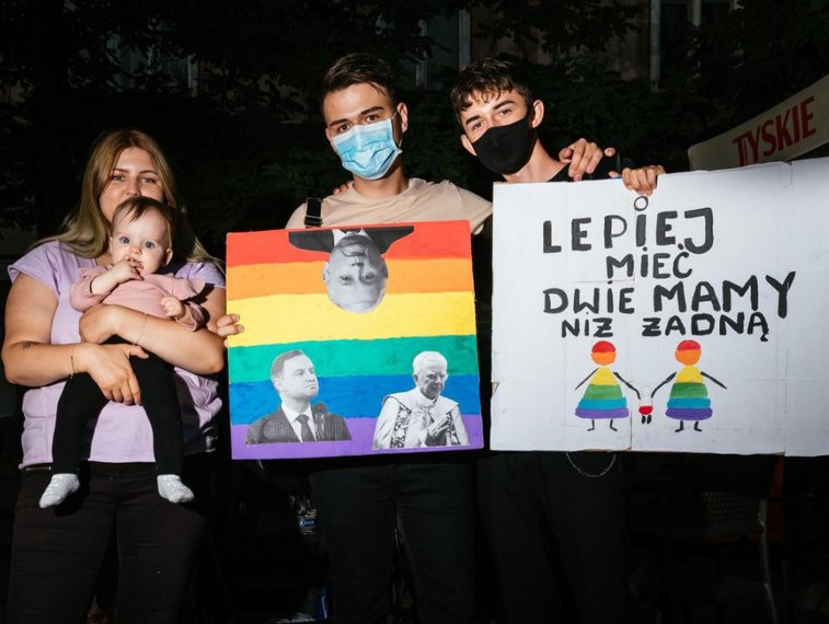 Imaginea articolului Ministerul Justiţiei din Polonia interzice total adopţia pentru cuplurile homosexuale
