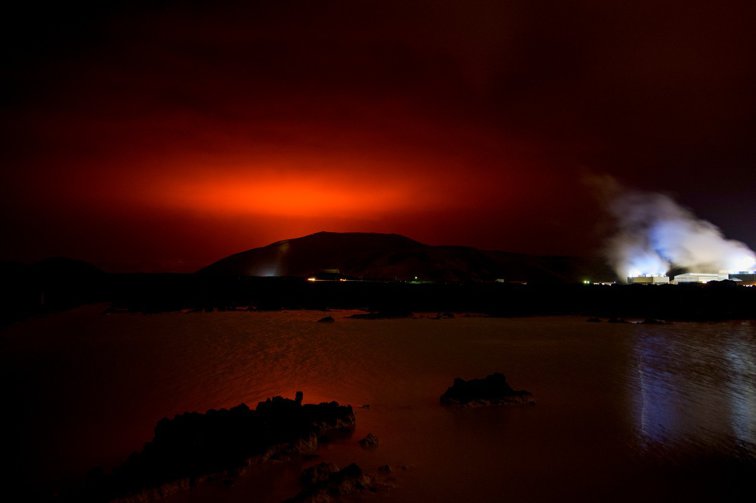 Imaginea articolului IMAGINI Un vulcan a erupt după aproape 800 de ani, în Islanda, aproape de capitala Reykjavik

