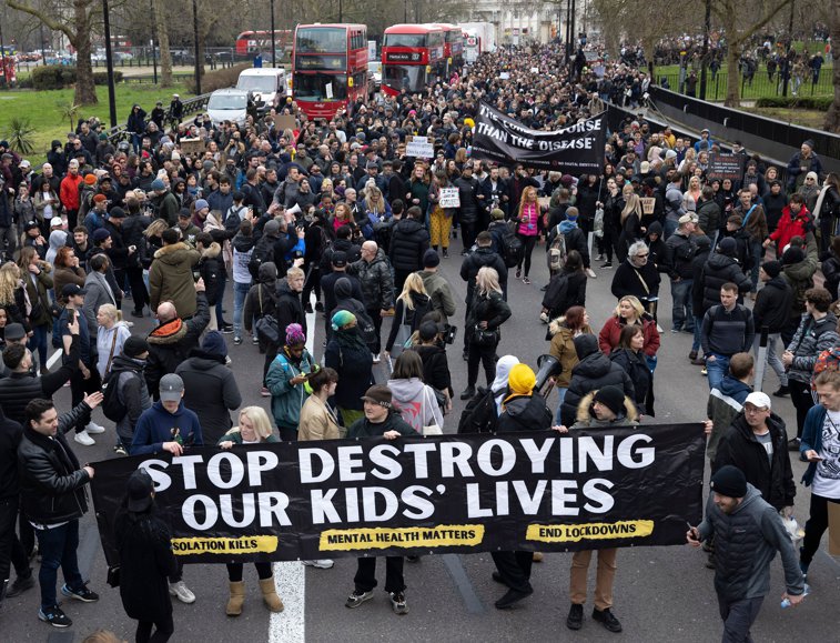Imaginea articolului Sătui de carantină şi restricţii. Europa, împânzită de proteste, în weekend: Marşul „Uniţi pentru libertate” la Londra
