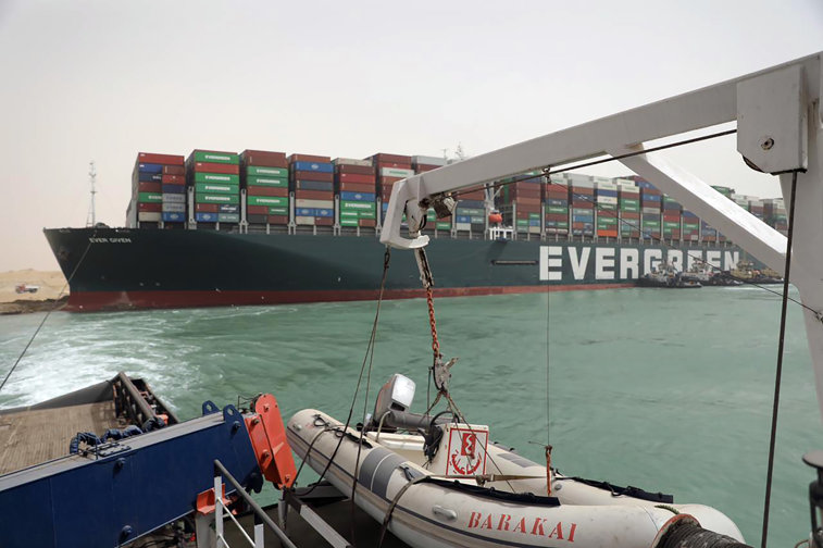 Imaginea articolului VIDEO Canalul Suez ar putea fi deblocat sâmbătă. Circulaţia navelor, reluată după mai bine de 3 zile de criză în transportul maritim internaţional