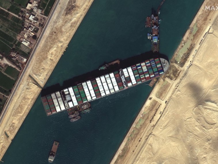 Imaginea articolului Nava blocată în Canalul Suez s-a mişcat pentru prima dată