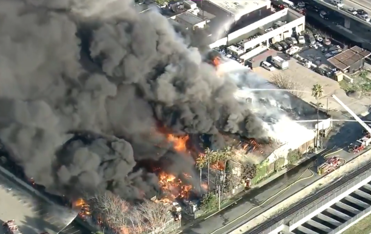 Imaginea articolului VIDEO Incendiu de proporţii în California. Flăcările s-au extins rapid, din cauza vântului