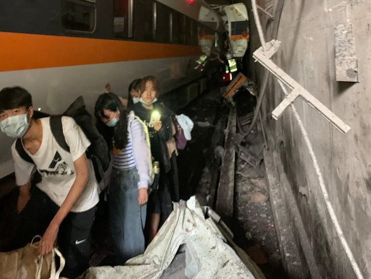 Imaginea articolului FOTO Un tren a deraiat într-un tunel din Taiwan. Peste 100 de victime: 70 de răniţi şi 36 de morţi