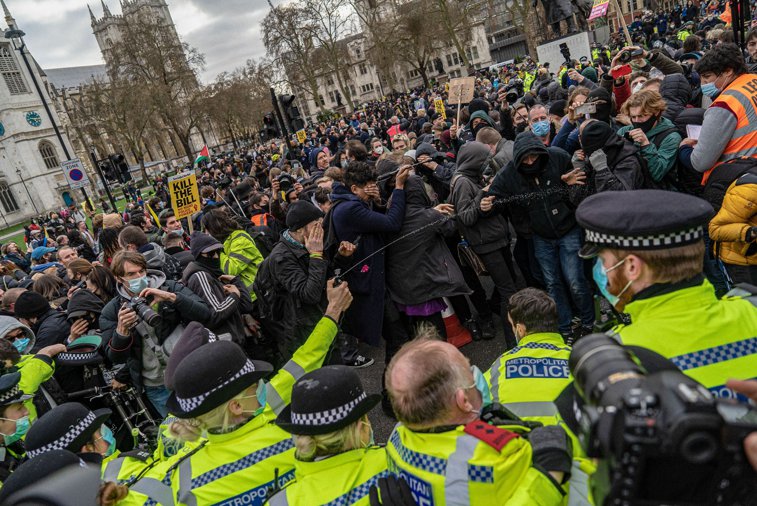 Imaginea articolului Protest „Kill the Bill” la Londra faţă de proiectul de lege care limitează manifestaţiile. 10 ofiţeri au fost răniţi