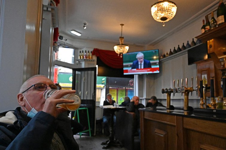 Imaginea articolului Relaxarea restricţiilor în Marea Britanie. Premierul Boris Johnson aşteaptă redeschiderea pub-urilor