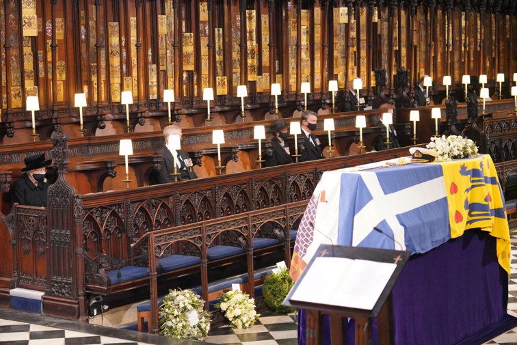 Imaginea articolului Înmormântarea prinţului Philip. Sicriul a fost coborât în cripta regală de la Capela St. George a Castelului Windsor. Regina Elisabeta a II-a, însoţită de un grup restrâns al familiei regale LIVE TEXT