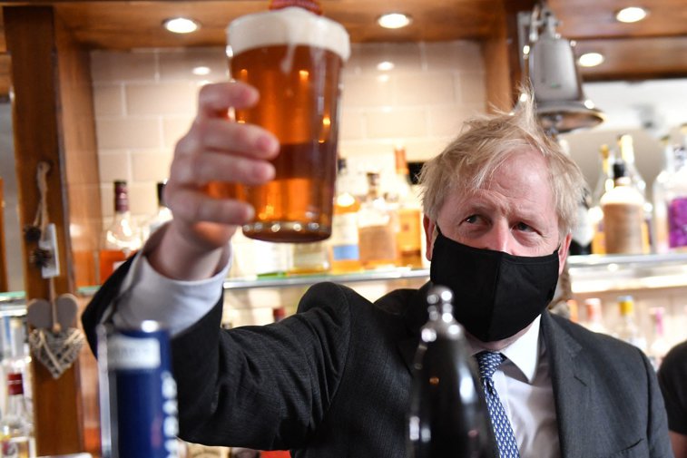 Imaginea articolului Inedit: Boris Johnson a sărbătorit relaxarea restricţiilor într-un pub, cu o halbă de bere