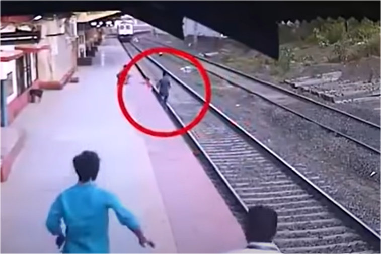 Imaginea articolului VIDEO Tragedie evitată în ultima clipă. Un copil de 6 ani a fost salvat de pe şine, chiar înainte să fie zdrobit de tren