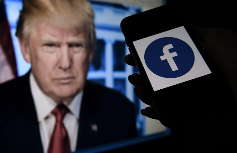 Imaginea articolului Donald Trump vs. social media. Decizia Facebook cu privire la blocarea conturilor fostului preşedinte