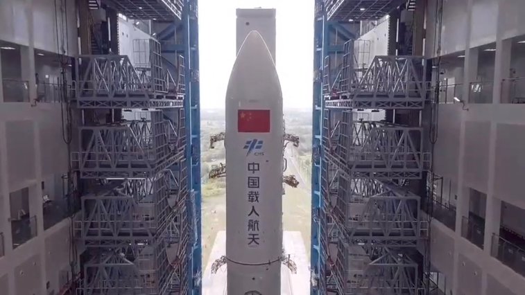 Imaginea articolului VIDEO Numărătoare inversă până la coliziunea cu racheta chineză scăpată de sub control 