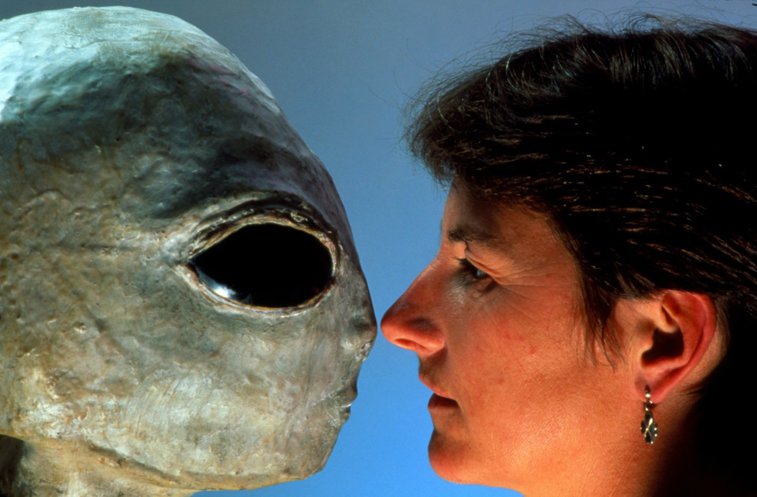 Imaginea articolului FOTO. O femeie susţine că a fost răpită de extratereştri de 52 de ori: „Am avut vânătăi triunghiulare pe faţă”
