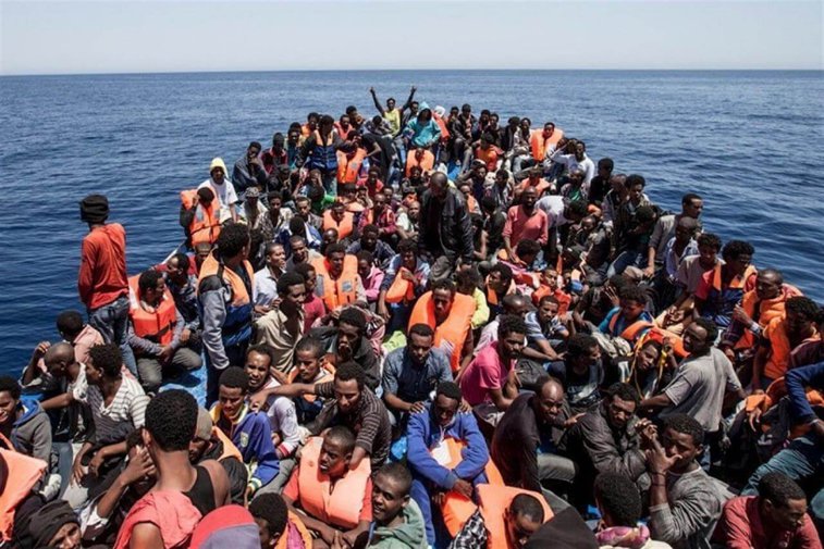 Imaginea articolului Bode, despre posibilitatea preluării libienilor debarcaţi în Italia şi a perspectivei valului de 70.000 de migranţi