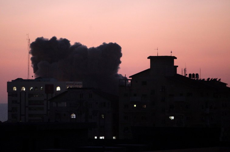 Imaginea articolului Clădire Hamas cu 13 etaje, distrusă de un atac al Israelului. Netanyahu: „Suntem în mijlocul bătăliei"