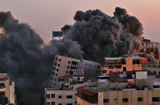 Imaginea articolului GALERIE FOTO Un bloc de 13 etaje a fost lovit într-un atac aerian în Fâşia Gaza