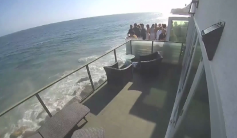 Imaginea articolului VIDEO Atenţie, cade! Momentul în care un balcon ticsit de invitaţi se prăbuşeşte pe stânci, în timpul unei petreceri