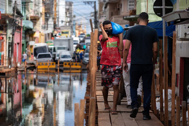 Imaginea articolului Stare de urgenţă într-un stat din Brazilia. Inundaţiile îngreunează accesul la vaccinare