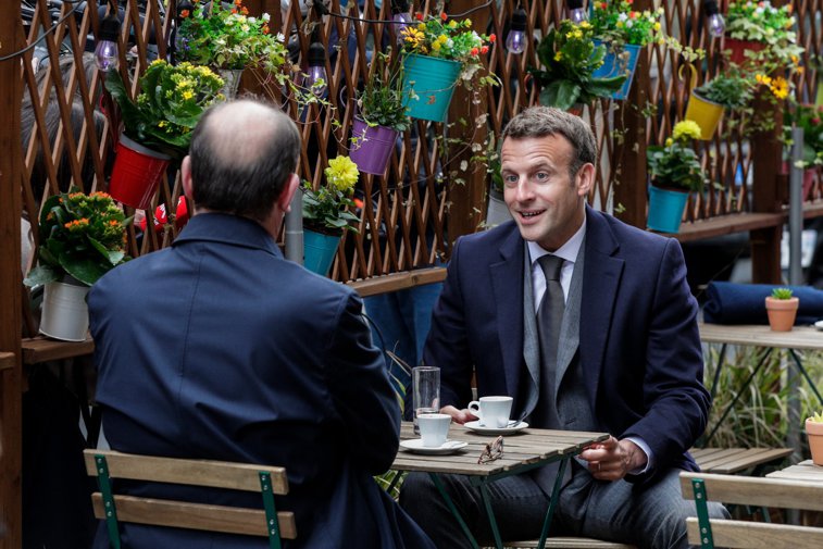 Imaginea articolului Relaxarea restricţiilor în Franţa. Emmanuel Macron şi premierul Jean Castex, zi de sărbătoare la cafenea