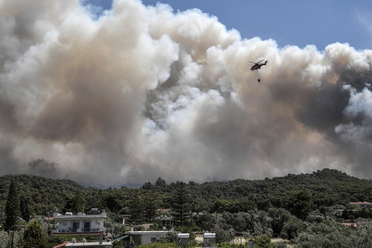 Imaginea articolului VIDEO Incendiu puternic în Grecia. Flăcările se extind rapid