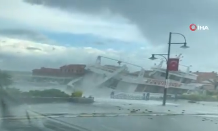 Imaginea articolului VIDEO Haos în Turcia, după ce o furtună puternică a smuls totul în calea ei