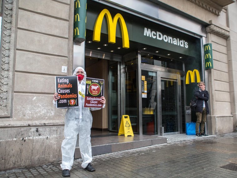 Imaginea articolului FOTO Patru centre de distribuţie ale McDonald's, blocate de activişti. Ce solicitări au protestatarii