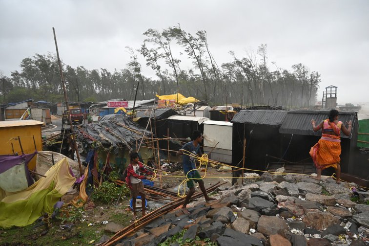 Imaginea articolului FOTO Ciclonul Yaas a lovit India cu vânt de peste 140 km/h. Zeci de mii de case au fost distruse