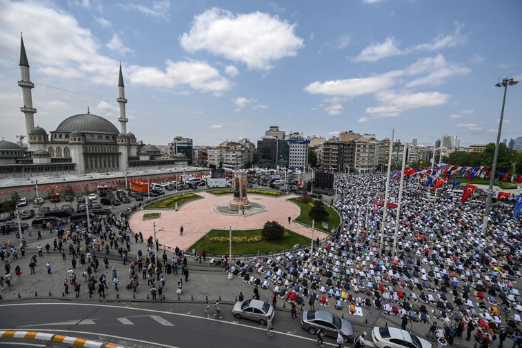 Imaginea articolului GALERIE FOTO Erdogan a inaugurat o nouă moschee impunătoare în Istanbul