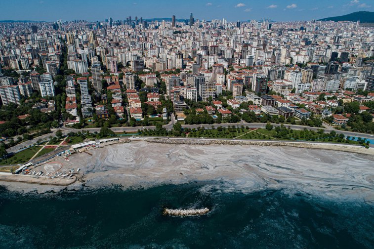 Imaginea articolului Din Marmara, în Marea Egee. Cea mai mare formaţiune de mâzgă marină a ajuns în Grecia. Ce este substanţa şi care sunt riscurile ei?