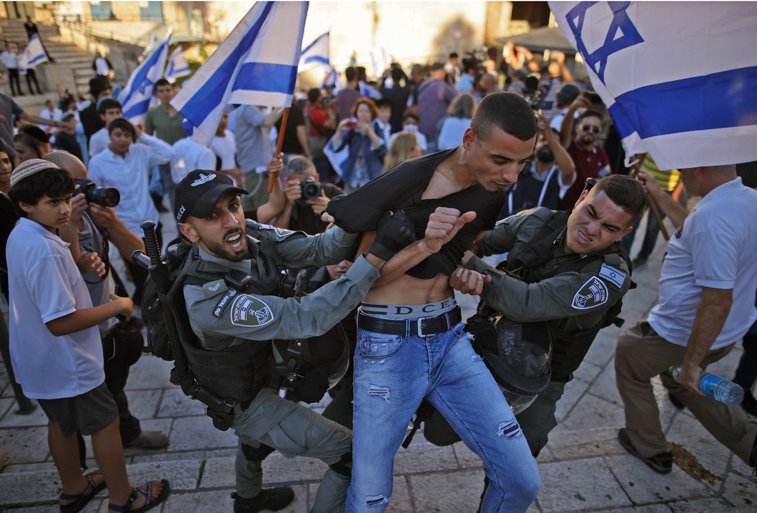 Imaginea articolului FOTO VIDEO Noi ciocniri violente între poliţie şi manifestanţi în Ierusalim. Au fost raportate cel puţin 20 de incendii