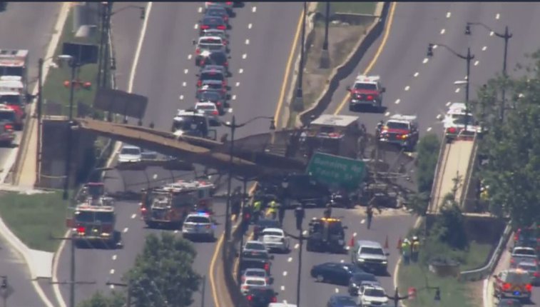 Imaginea articolului Un pod pietonal s-a prăbuşit la Washington. Patru persoane au fost rănite