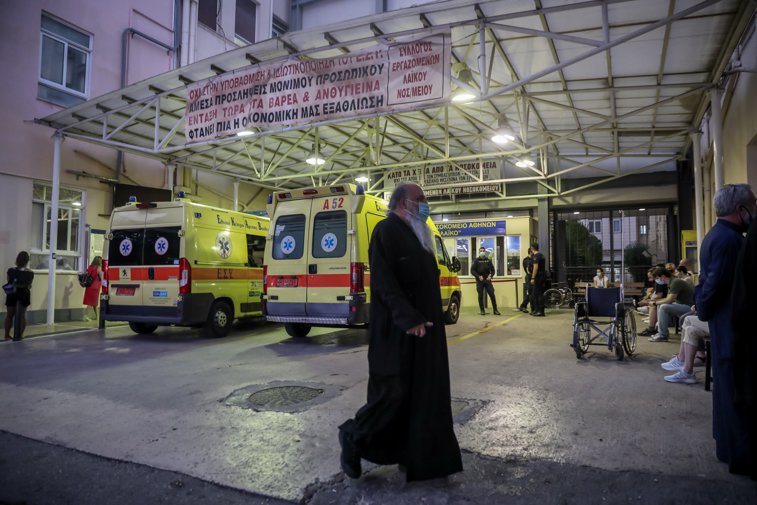 Imaginea articolului Incident în Grecia: un preot a atacat cu acid mai mulţi oameni, într-o mănăstire din Atena