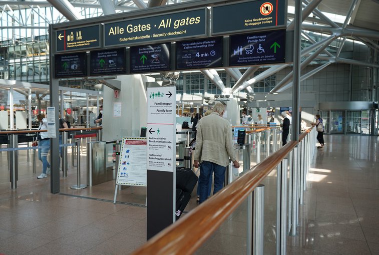 Imaginea articolului Măsuri de limitare a circulaţiei, reintroduse în Germania. Ţara interzice accesul călătorilor care vin din Portugalia şi Rusia