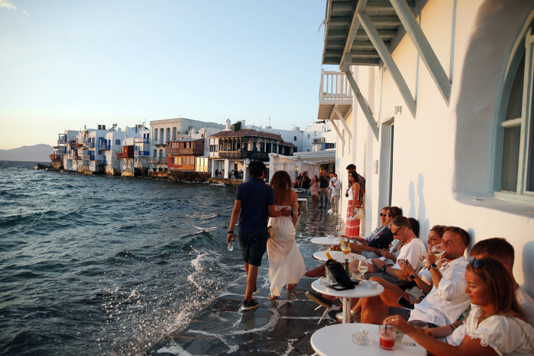 Imaginea articolului Vacanţe Grecia 2021. Lockdown nocturn şi muzică oprită într-una din cele mai populare destinaţii turistice din ţară