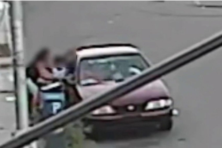 Imaginea articolului VIDEO Momentul în care o mamă îşi salvează copilul, răpit de lângă ea în plină stradă
