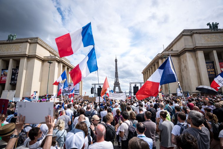 Imaginea articolului Parlamentul francez cedează sub presiunea protestelor. Obligativitatea prezentării „green pass”-ului la intrarea în magazine, eliminată