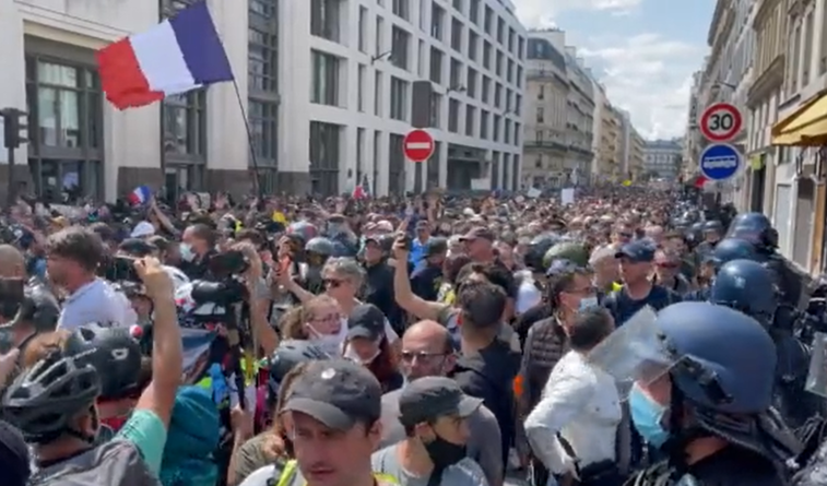 Imaginea articolului VIDEO Proteste în Franţa. Mii de manifestanţi se opun extinderii paşaportului COVID. Oamenii cer „Libertate!”