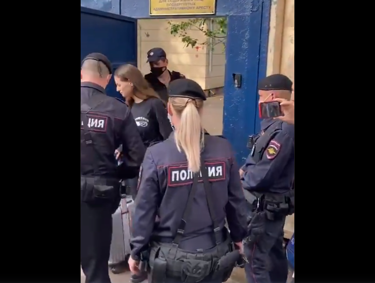 Imaginea articolului VIDEO O membră a grupului Pussy Riot a fost reţinută imediat după ce a fost eliberată dintr-un centru de detenţie