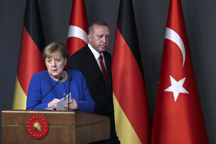 Imaginea articolului Turcia cere un nou acord cu UE. Erdogan, avertisment adresat lui Merkel: „Nu mai putem suporta povara migranţilor”