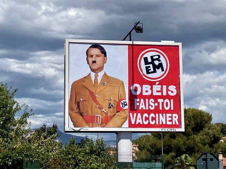 Imaginea articolului Emmanuel Macron comparat cu Adolf Hitler într-un panou publicitar. Amenda primită de autor