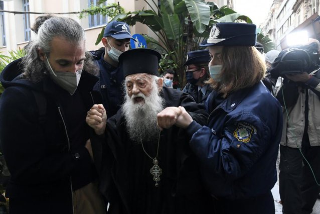 ΒΙΝΤΕΟ «Πάπα είσαι αιρετικός».  Ορθόδοξος ιερέας συνελήφθη από την αστυνομία μετά από εξύβριση του Πάπα Φραγκίσκου στην είσοδο της Αρχιεπισκοπής Αθηνών